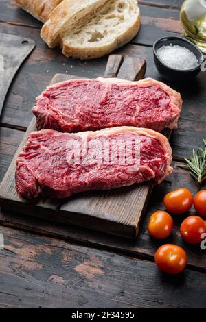 Rohe Beef Steak Burger Zutaten, mit marmoriertem Fleisch, auf alten Holztisch Stockfoto