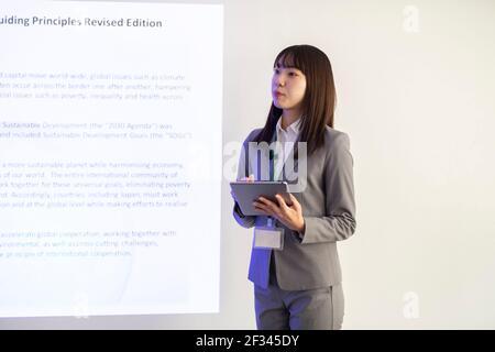 Frau, Die Präsentation Gibt Stockfoto