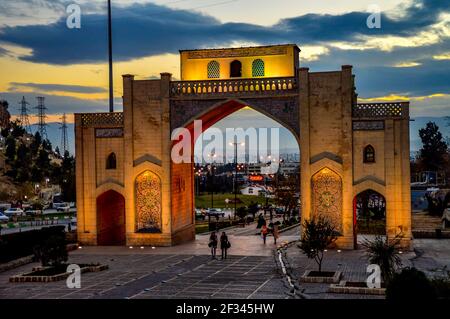 Shiraz, Iran - 14. Dezember 2015: Das Qur'an-Tor, auch bekannt als Shiraz-Tor, ein historisches Tor, das als nördlicher Eingang zu Shiraz diente Stockfoto