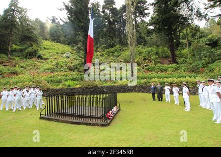 ST. HELENA - 15. OKTOBER 2015: Britische Marine-Seeleute stehen zu Ehren am Grab Napoleons, um an den 200th. Jahrestag seiner Ankunft auf St. Helena zu erinnern Stockfoto