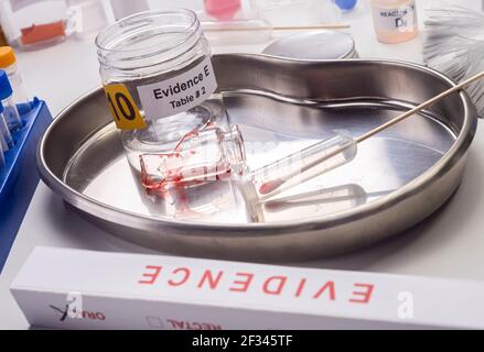 Blutbemalte Glasprobe in einem Evidenzglas, Konzeptbild Stockfoto