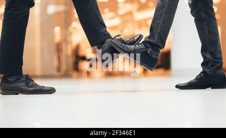 Nahaufnahme. Gute Freunde grüßen einander Stockfoto