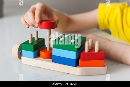 Pädagogische Logik Spielzeug für Kinder. Montessori Spiele für die Entwicklung von Kindern. Holzspielzeug für Kinder. Stockfoto