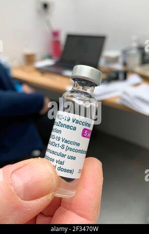 Southampton, Großbritannien - 13th. März 2021: Eine Ampulle der Oxford AstraZeneca Covid-19-Impfung in einem britischen NHS-Impfzentrum. Diese 5 ml Flasche ist ausreichend Stockfoto