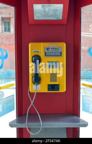 China Telecom öffentlichen Telefonkasten auf einer Straße in shanghai, China. Wahrscheinlich redundant, da die meisten Chinesen mindestens 2 Mobiltelefone besitzen. Stockfoto