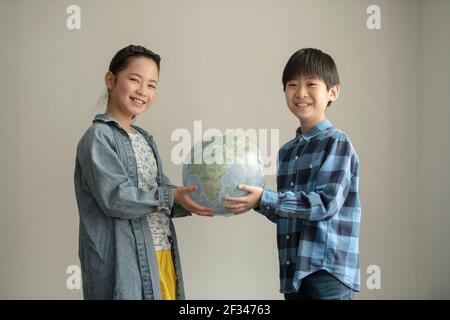 Grundschüler denken über Umweltprobleme Stockfoto