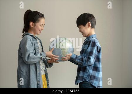 Grundschüler denken über Umweltprobleme Stockfoto