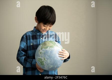 Grundschüler denken über Umweltprobleme Stockfoto