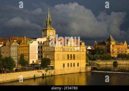 Geographie / Reisen, Tschechien, Böhmen, Bedrich Smetana Museum im ehemaligen Wasserwerk, dahinter der Altstädter Wasserturm, SME, Freedom-of-Panorama Stockfoto
