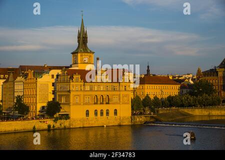 Geographie / Reisen, Tschechien, Böhmen, Bedrich Smetana Museum im ehemaligen Wasserwerk, dahinter der Altstädter Wasserturm, SME, Freedom-of-Panorama Stockfoto