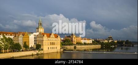 Geographie / Reisen, Tschechien, Böhmen, Bedrich Smetana Museum im ehemaligen Wasserwerk, dahinter der Altstädter Wasserturm, SME, Freedom-of-Panorama Stockfoto