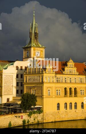 Geographie / Reisen, Tschechien, Böhmen, Bedrich Smetana Museum im ehemaligen Wasserwerk, dahinter der Altstädter Wasserturm, SME, Freedom-of-Panorama Stockfoto