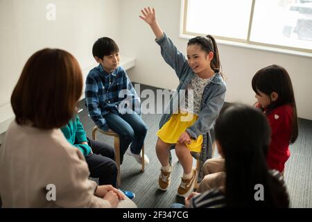 Gruppendiskussion - Mädchen, Die Die Hand Hebt Stockfoto