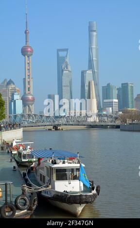 Skyline von Shanghai und Waibaidu Brücke von der Zhapu Road Brücke aus gesehen. Heller sonniger sonntag voller Touristen. Stockfoto