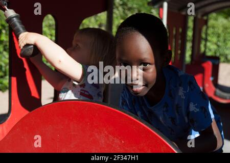 Gavle, Norrland Schweden - 14. Juni 2018: Kinder verschiedener Nationalitäten spielen zusammen Stockfoto