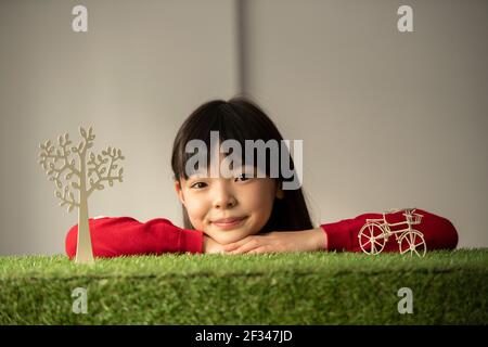 Mädchen denken über Umweltprobleme Stockfoto