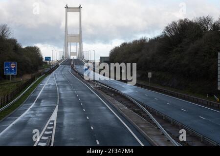 Aust, bei Bristol, South Gloucestershire, Großbritannien. 13th. März 2021. Die M48 Severn Bridge, die England und Wales verbindet, ist in beide Richtungen wegen St. Stockfoto