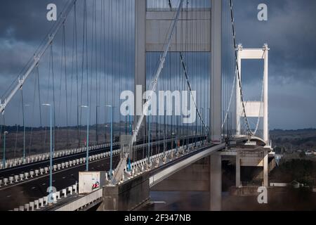 Aust, bei Bristol, South Gloucestershire, Großbritannien. 13th. März 2021. Die M48 Severn Bridge, die England und Wales verbindet, ist in beide Richtungen wegen St. Stockfoto