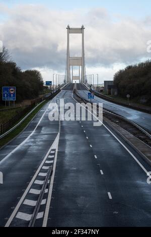 Aust, bei Bristol, South Gloucestershire, Großbritannien. 13th. März 2021. Die M48 Severn Bridge, die England und Wales verbindet, ist in beide Richtungen wegen St. Stockfoto