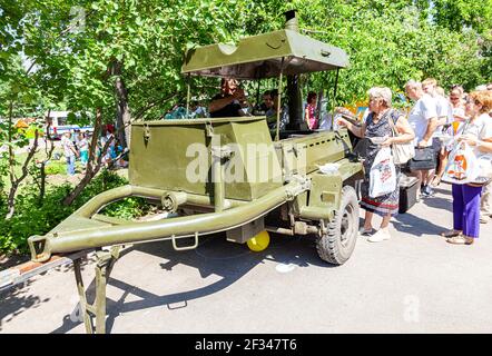 Samara, Russland - 28. Mai 2016: Traditionelle Verteilung von gekochtem Buchweizenbrei auf dem Feld Küche in einem Stadtpark während der Ferien Stockfoto