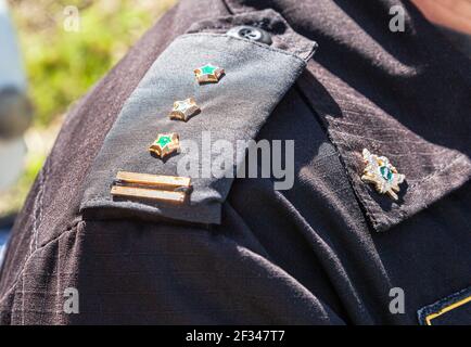 Samara, Russland - 28. Mai 2016: Schultergurte mit Insignien auf der Uniform des Gerichtsvollziehers. Selektiver Fokus Stockfoto