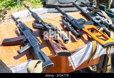 Samara, Russland - 28. Mai 2016: Russische Schusswaffen. Verschiedene Muster von russischen Kleinwaffen Stockfoto