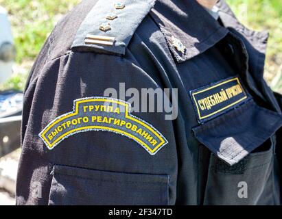 Samara, Russland - 28. Mai 2016: Chevron auf dem Ärmel Uniformen Offizier der russischen Spezialeinheiten. Text auf Russisch: Rapid Response Team Stockfoto