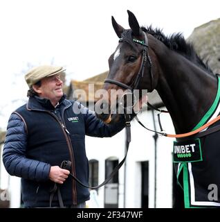 Aktenfoto vom 17-02-2020 von Trainer Nicky Henderson und Altior. Ausgabedatum: Montag, 15. März 2021. Stockfoto