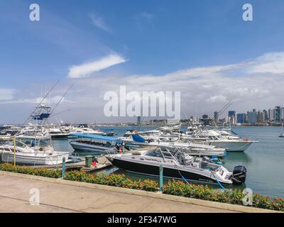 Luanda/Angola - 11/21/2020: Panoramablick auf die Marina und die Innenstadt von Luanda, Bucht von Luanda, marginale und zentrale Gebäude, in Angola Stockfoto