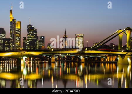 Geographie / Reisen, Deutschland, Hessen, Skyline, Floesserbrücke, Bankenviertel, Frankfurt am Mai, Freedom-of-Panorama Stockfoto