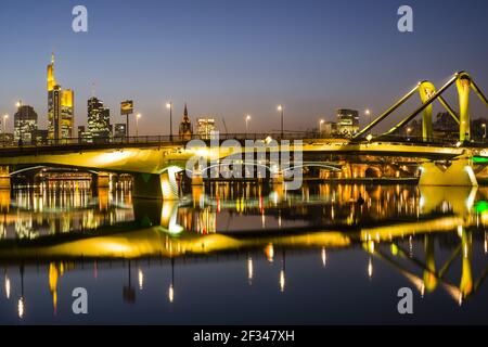 Geographie / Reisen, Deutschland, Hessen, Skyline, Floesserbrücke, Bankenviertel, Frankfurt am Mai, Freedom-of-Panorama Stockfoto