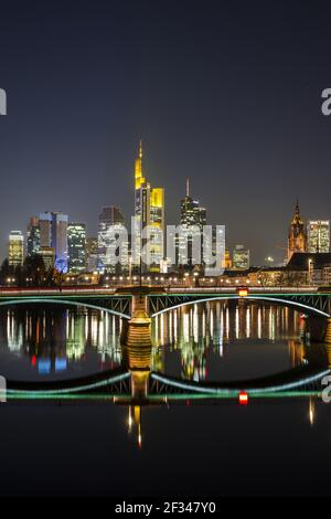 Geographie / Reisen, Deutschland, Hessen, Skyline, Ignaz-Bubis-Brücke, Bankenviertel, Frankfurt am Mai, Freedom-of-Panorama Stockfoto