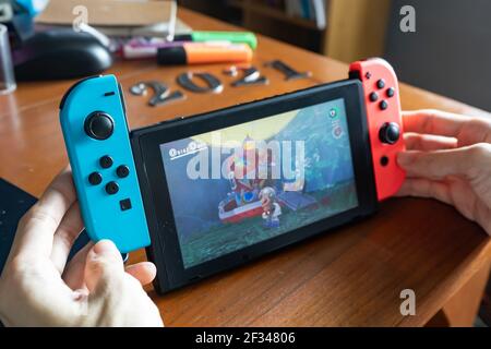 Bangkok, Thailand - 4. März 2021 : EIN Mann spielt Nintendo Switch Spielkonsole. Stockfoto