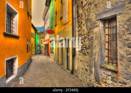 Alte bunte und schmale Straße in Ascona, Tessin, Schweiz. Stockfoto