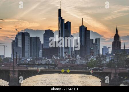 Geographie / Reisen, Deutschland, Hessen, Skyline und Bankenviertel bei Sonnenuntergang, Dämmerung, Tower 185, Commerzbank, Helaba, Hessischer Reg., Freedom-of-Panorama Stockfoto