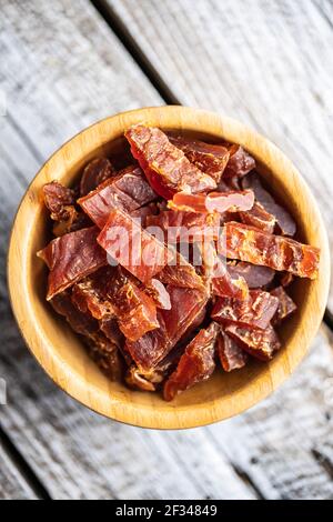Getrocknetes Hühnerfleisch. Leckeres, ruckiges Fleisch in der Schüssel. Draufsicht. Stockfoto