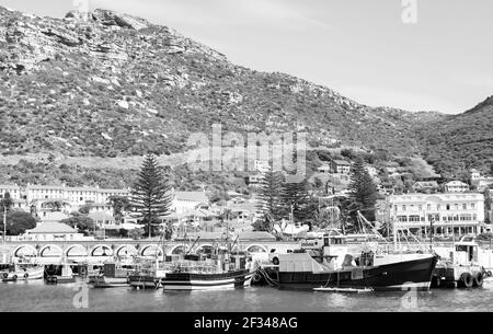 KAPSTADT, SÜDAFRIKA - 13. März 2021: Kapstadt, Südafrika - 13 2019. März: Kleine Fischerboote im Hafen von Kalk Bay Stockfoto