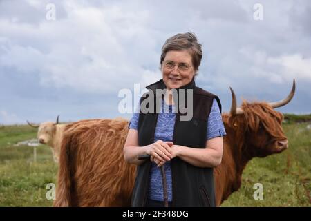 Bäuerin, Lesley Matheson, Highland Cattle, Isle of Lewis, Western Isles, Schottland. VEREINIGTES KÖNIGREICH Stockfoto