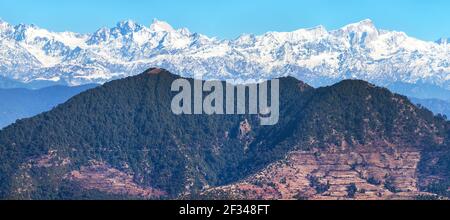 Himalaya, Panoramablick auf den indischen Himalaya, große Himalaya-Range, Uttarakhand Indien, Blick von Mussoorie Road Stockfoto