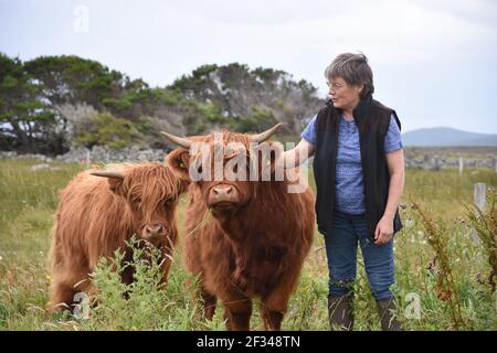 Bäuerin, Lesley Matheson, Highland Cattle, Isle of Lewis, Western Isles, Schottland. VEREINIGTES KÖNIGREICH Stockfoto