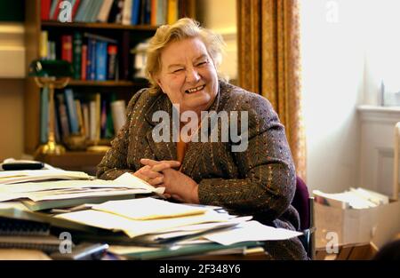 GWYNETH DUNWOODY IN IHREM BÜRO IN WESTMINSTER. 11/4/02 PILSTONgeparkt von jv 12.4.02 Stockfoto