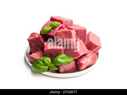 Frisches rohes Rindfleisch in Keramikplatte isoliert auf weiß Stockfoto
