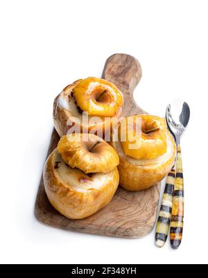 Gebackene Äpfel gefüllt mit Weichkäse und Nüsse isoliert auf Weiß Stockfoto