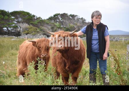 Bäuerin, Lesley Matheson, Highland Cattle, Isle of Lewis, Western Isles, Schottland. VEREINIGTES KÖNIGREICH Stockfoto