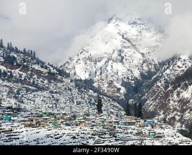 Winteransicht von Urgam Dorf im indischen Himalaya in der Nähe von Joshimat Stadt, Uttarakhand, Indien Stockfoto