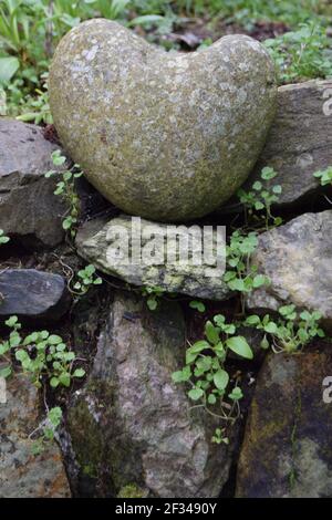 Steinherz an der Wand Stockfoto