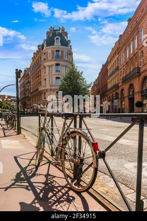 Ein Fahrrad, das in der Rue de Metz, im Stadtzentrum von Toulouse, in Haute Garonne, in Occitanie, Frankreich, geparkt ist Stockfoto