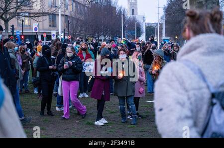 Brighton UK 13th March 2021 - Hunderte von Menschen nehmen an einer Mahnwache bei Kerzenlicht für das Mordopfer Sarah Everard in Brighton an diesem Abend Teil. Rückforderung dieser Straßen Demonstranten versammelten sich in Brighton's Valley Gardens, um an der Mahnwache teilzunehmen, bevor die Polizei begann, sie nach etwa einer halben Stunde zu bewegen: Kredit Simon Dack / Alamy Live News Stockfoto