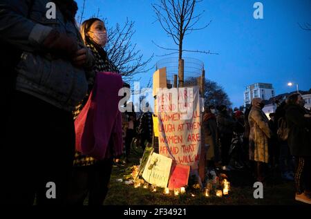 Brighton UK 13th March 2021 - Hunderte von Menschen nehmen an einer Mahnwache bei Kerzenlicht für das Mordopfer Sarah Everard in Brighton an diesem Abend Teil. Rückforderung dieser Straßen Demonstranten versammelten sich in Brighton's Valley Gardens, um an der Mahnwache teilzunehmen, bevor die Polizei begann, sie nach etwa einer halben Stunde zu bewegen: Kredit Simon Dack / Alamy Live News Stockfoto