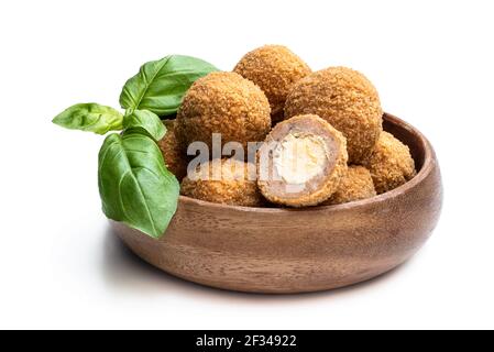 Mini-Scotch-Eier in Holzschüssel isoliert auf weiß Stockfoto